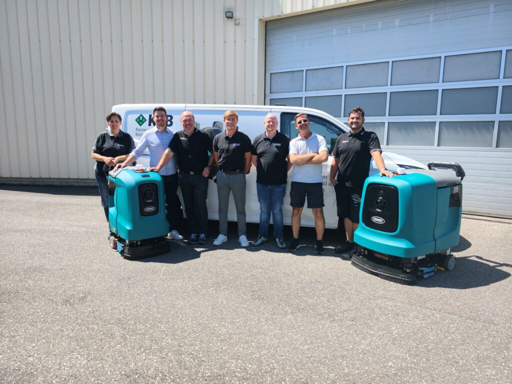 Über 30 Jahre Partnerschaft – und nun gemeinsam in die Zukunft der autonomen Reinigung! guppenfoto roboter k